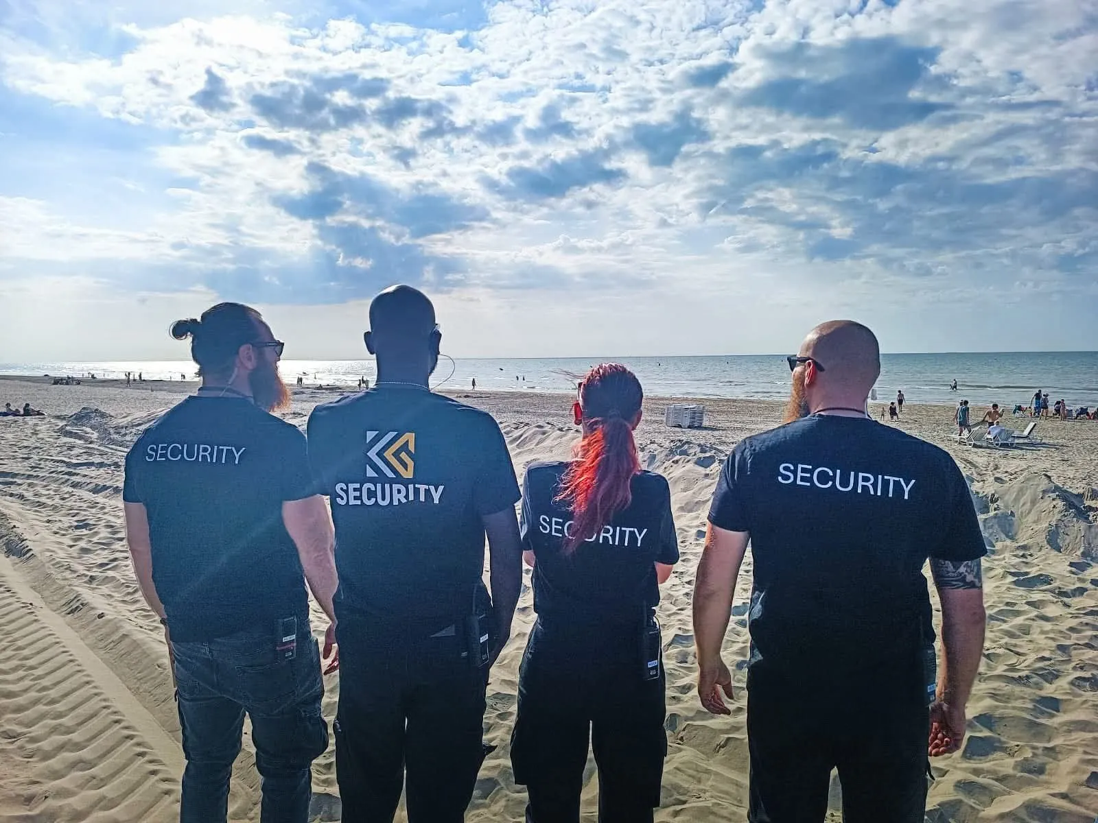 Team bewakingsagenten van KG Security tijdens een teambriefing voor professionele inzet